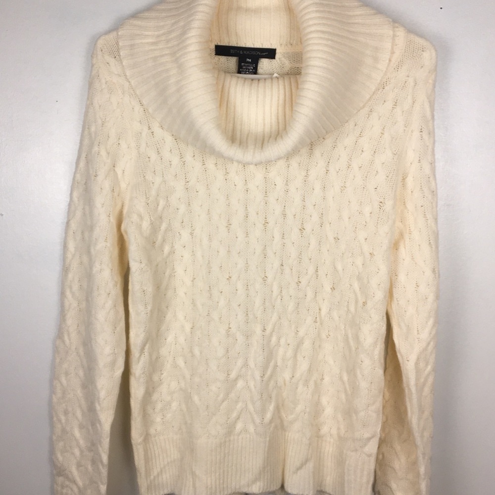 89TH & Madison Sweater. - Picture 1 of 5